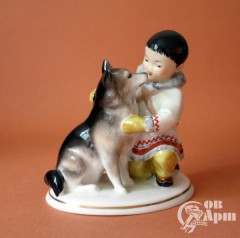 Скульптура "Мальчик-якут с собакой"  (Дружба)